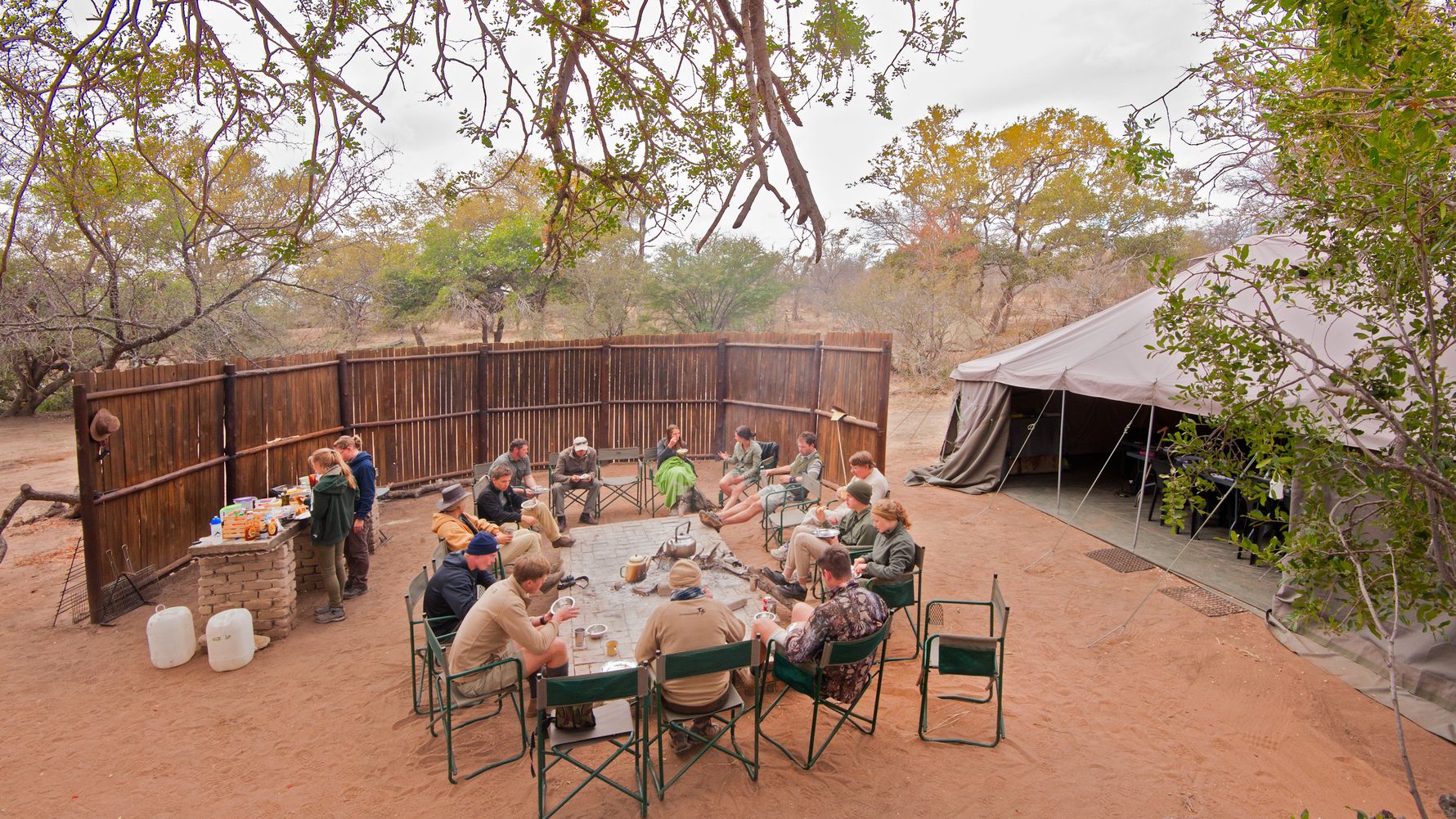 blog-camp-pridelands-fruehstueck-stuehle-natucate