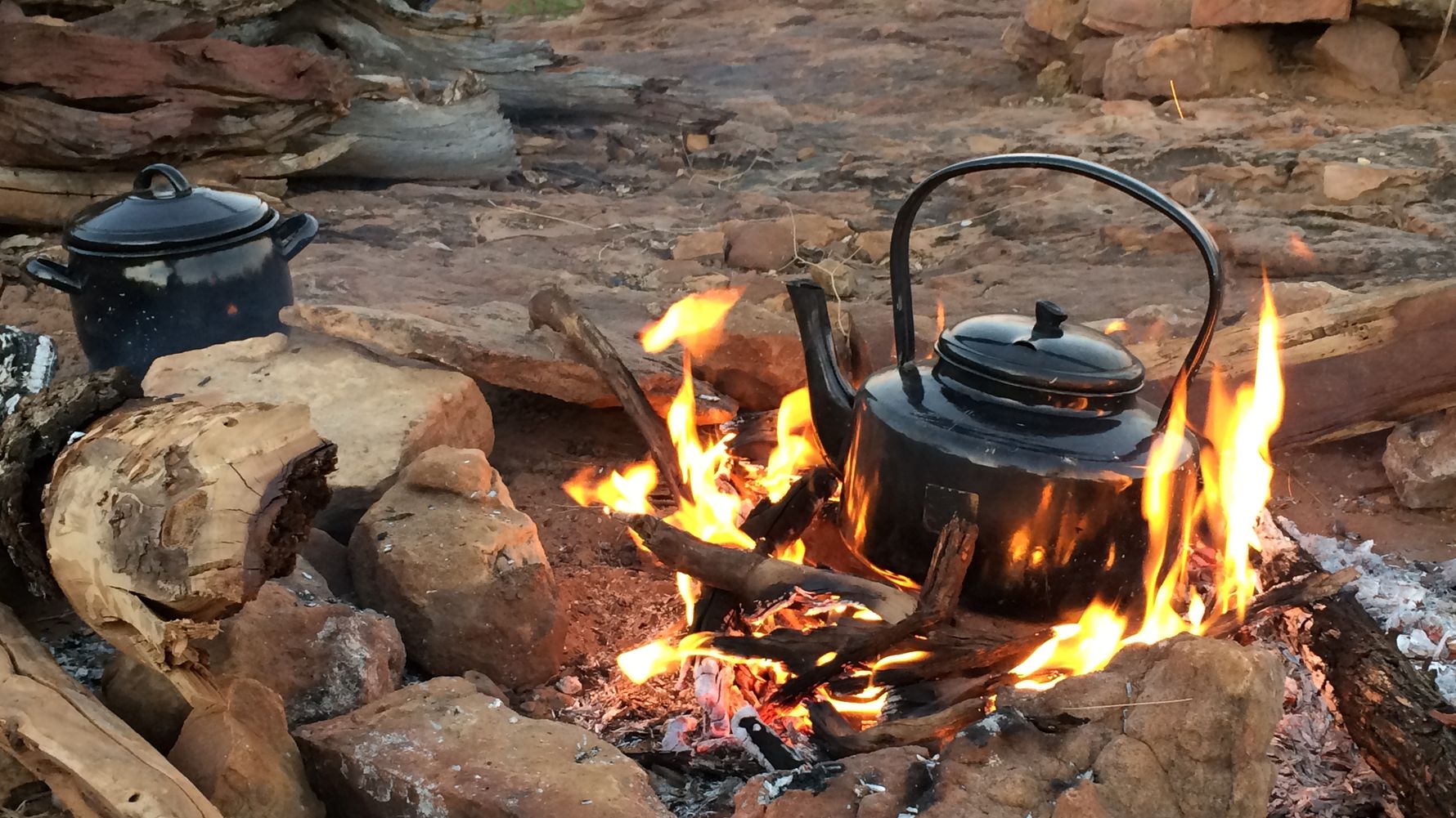Back to Basics Safari Afrika: Essenszubereitung ueber dem Lagerfeuer im suedlichen Afrika