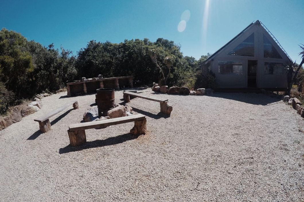 Aufnahme des Aussenbereichs von Camp Ulovane, inklusive Sitz- und Lagerfeuerecke mit Braai Area