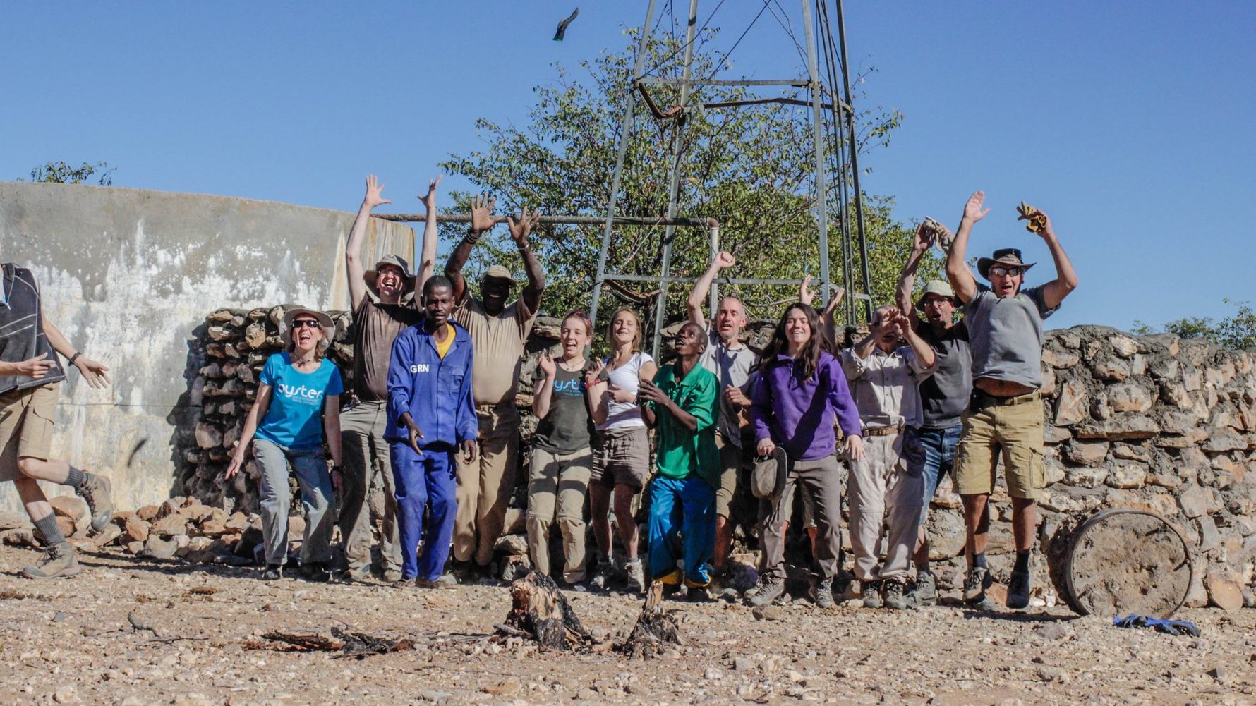 Die Gruppe der Volunteere freut sich nach Vollendung der Mauer