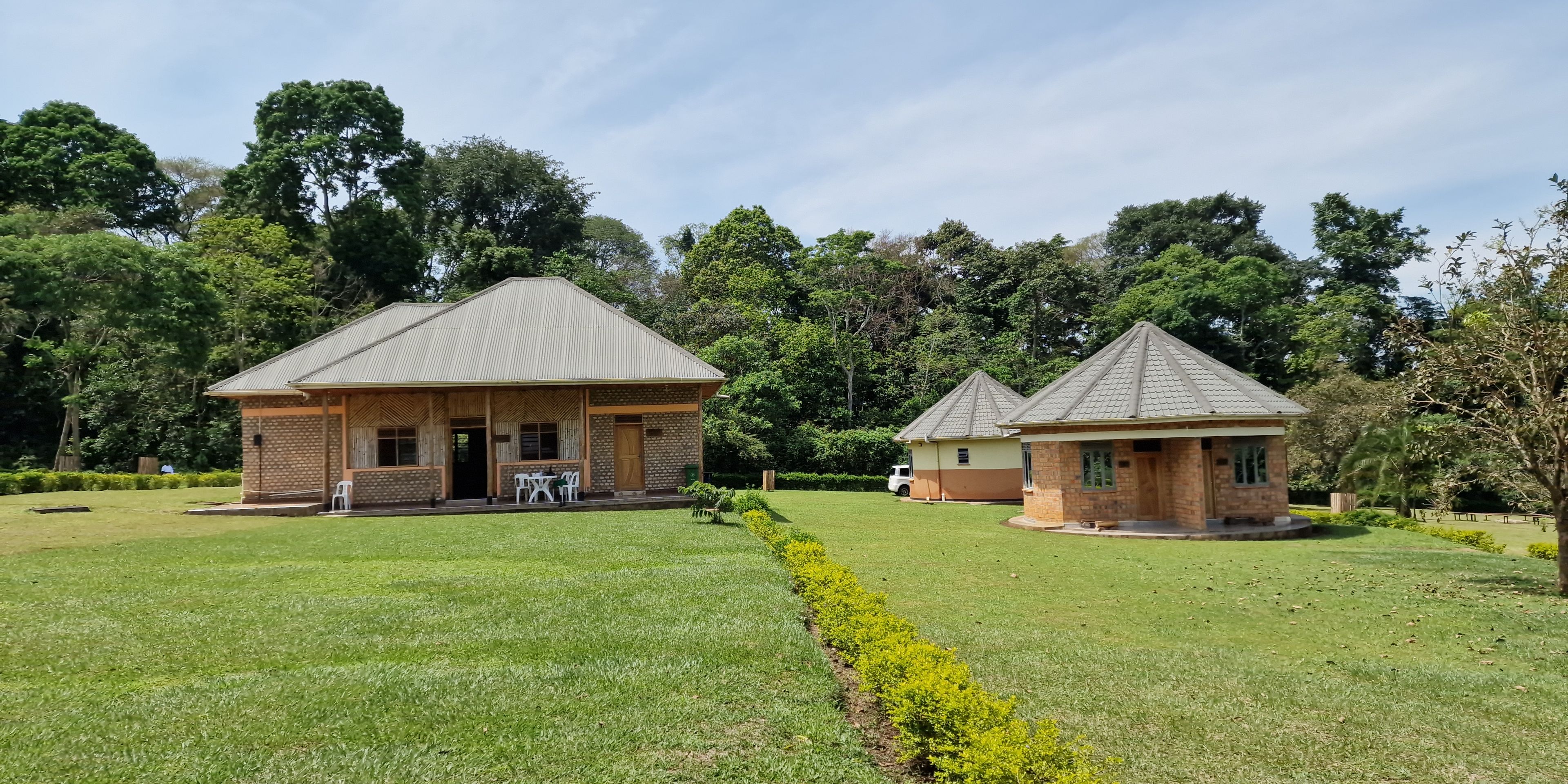 natucate-volunteering-uganda-chimpanzee-project-volunteer-houses