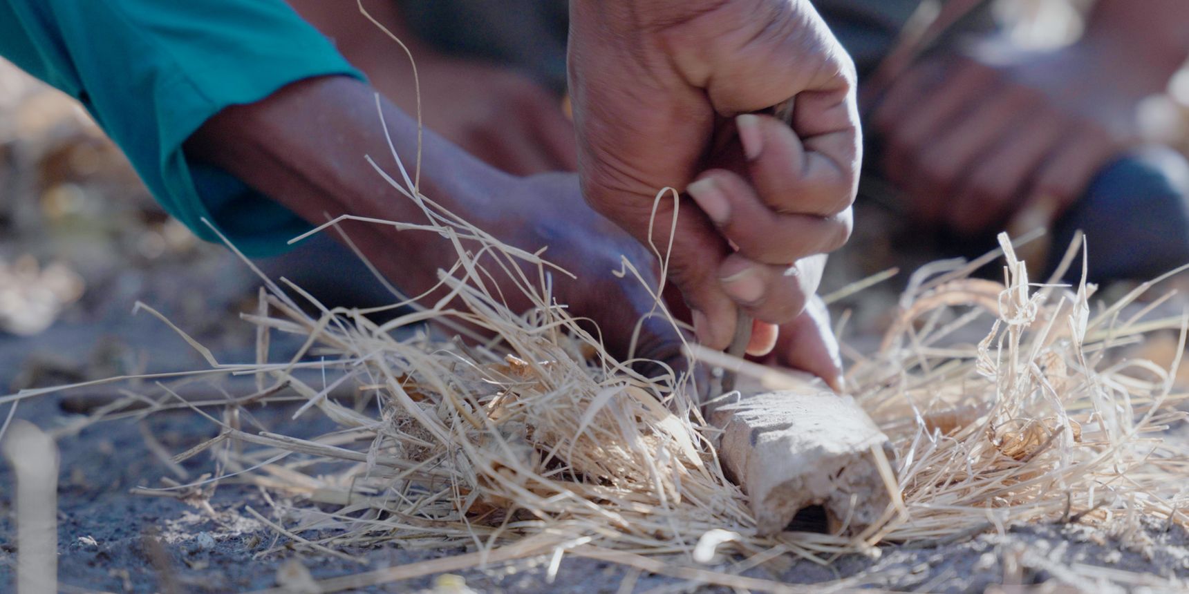 Bedrohte Kultur in- Gefahr: traditionelle Faehigkeiten wei das Feuer-Machen der San von heute