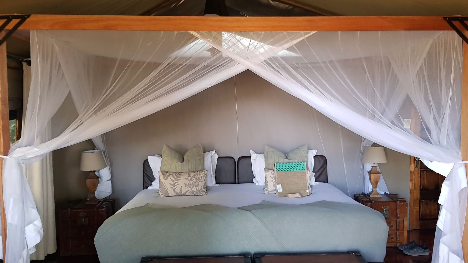 Luxus-Safari Afrika: Blick in das Schlafzimmer einer luxurioesen Lodge im suedlichen Afrika