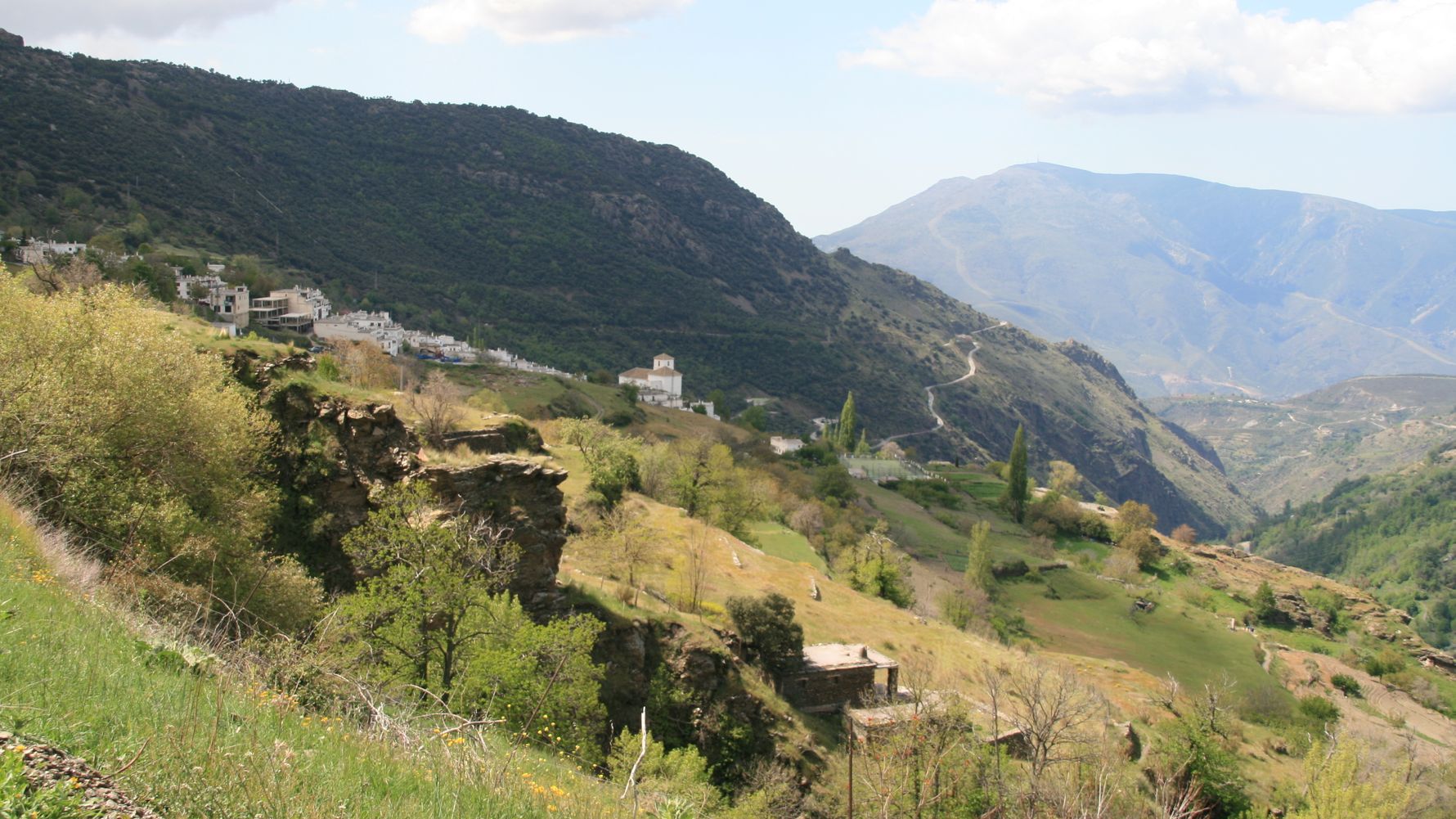 Ein spanisches Dorf in einer Huegellandschaft