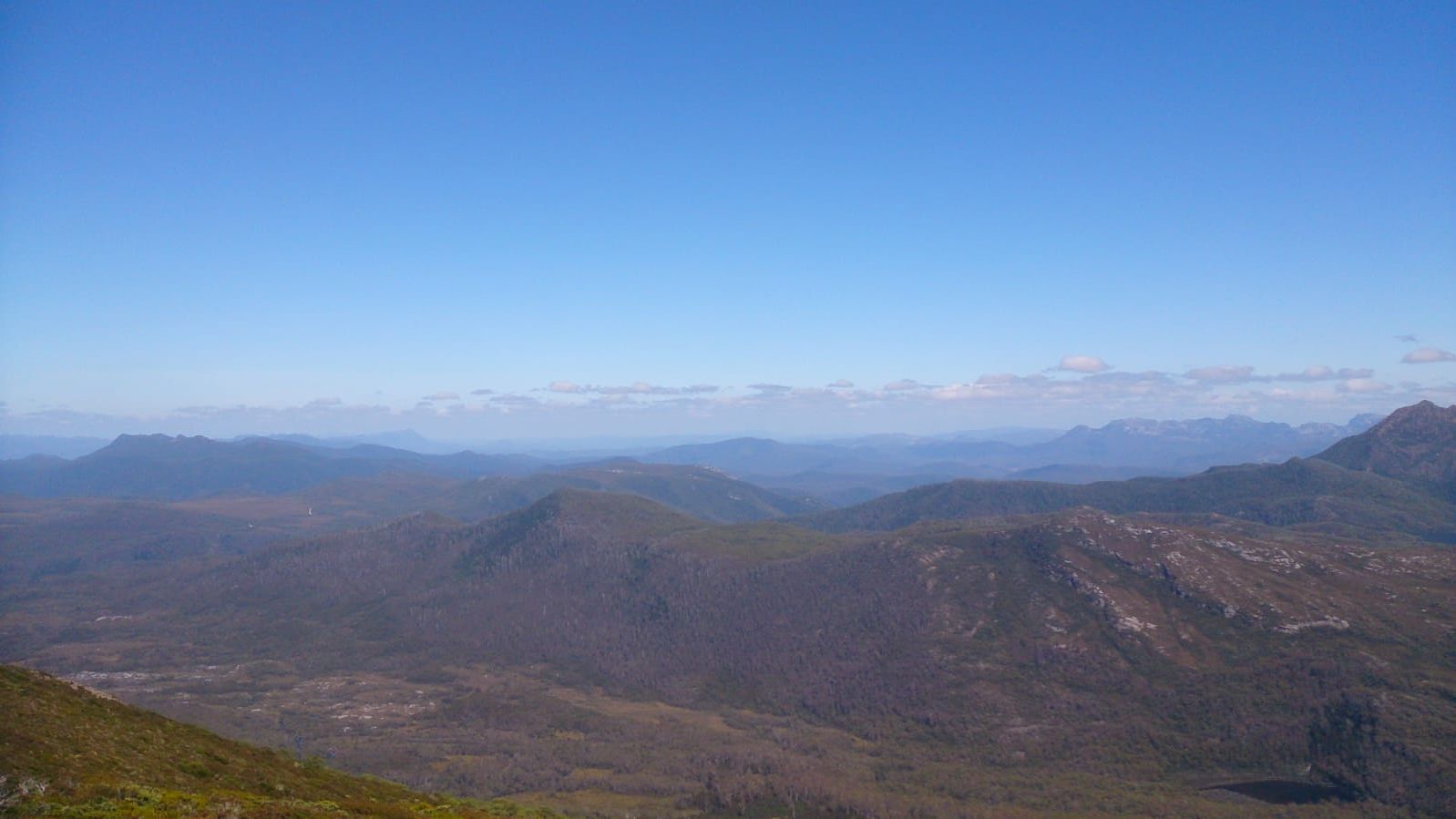 erfahrungsberichte-freiwilligenarbeit-australien-naturschutz-marvin-aussicht-blauer-himmel-natucate