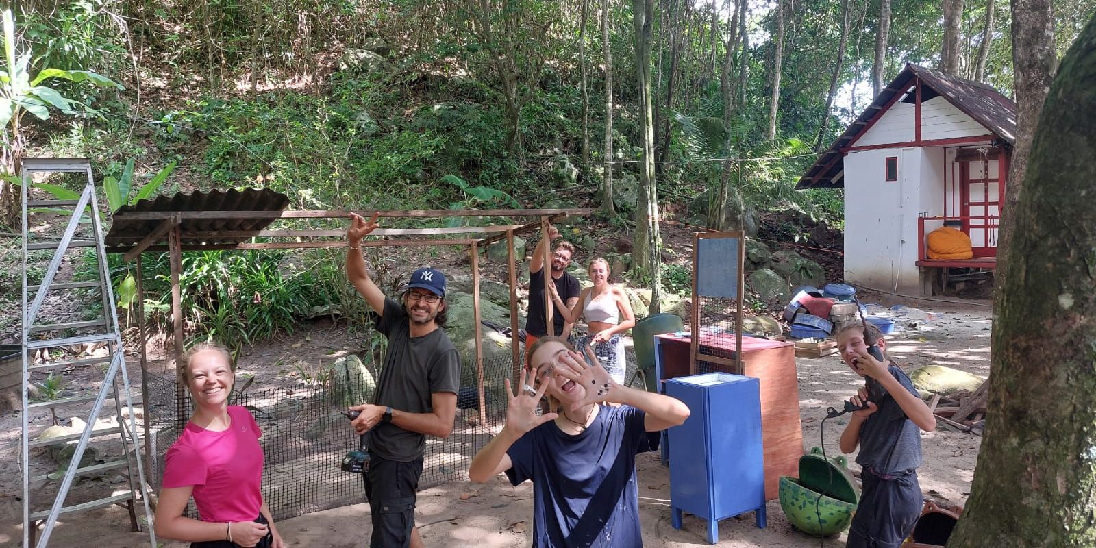 Gruppe baut Stall im Wald