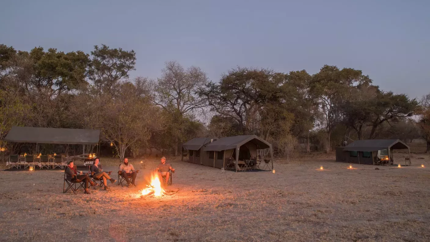 safari-botswana-fluegel-des-okavango-deltas-camp-lagerfeuer-natucate
