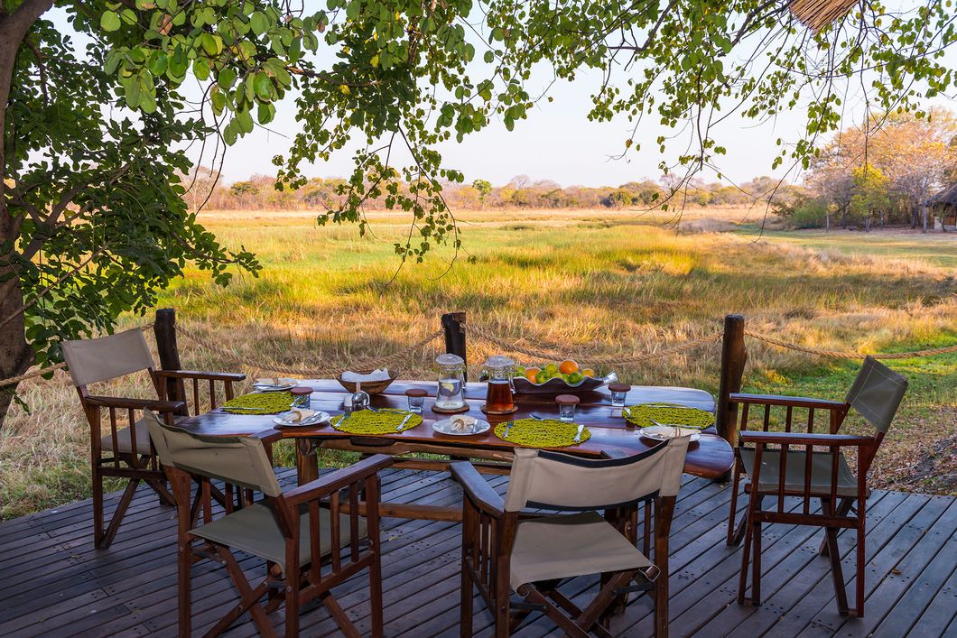 safari-sambia-von-livingstoe-bis-kafue-camp-nanzhila-plain-esstisch-natucate