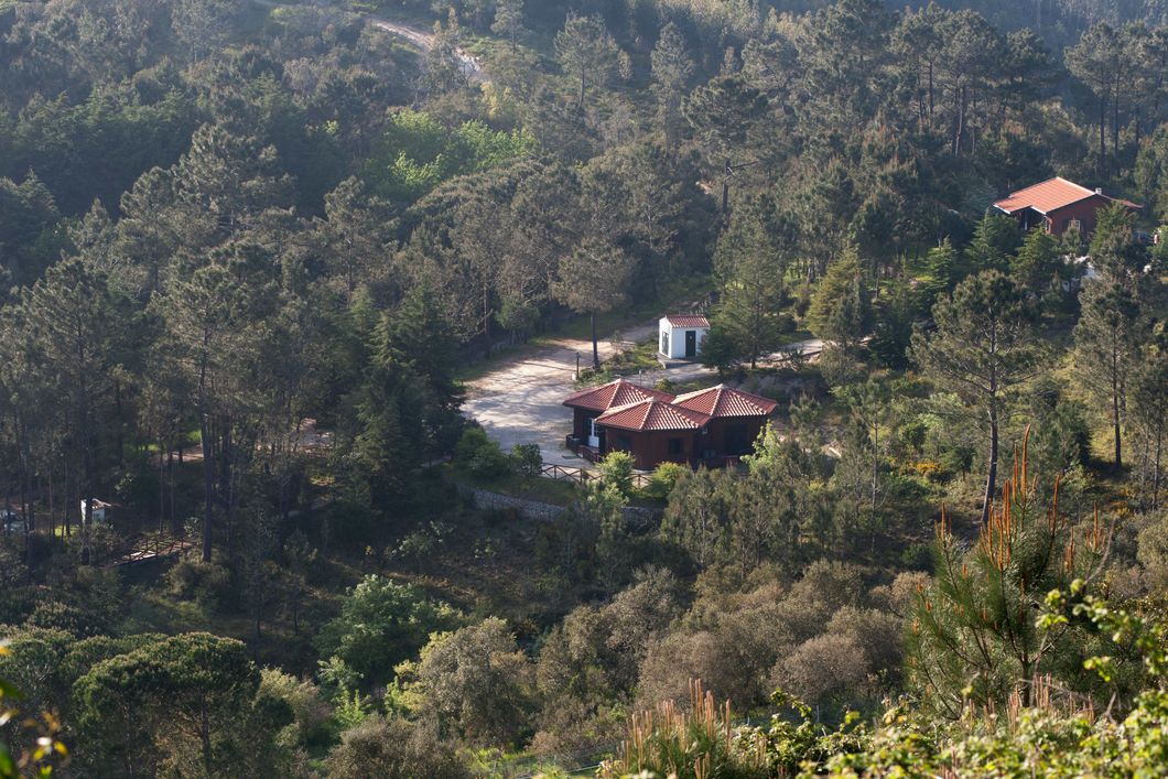 Blick auf das Gelaende und die Einrichtungen des Wolfsschutzprojekts in Portugal