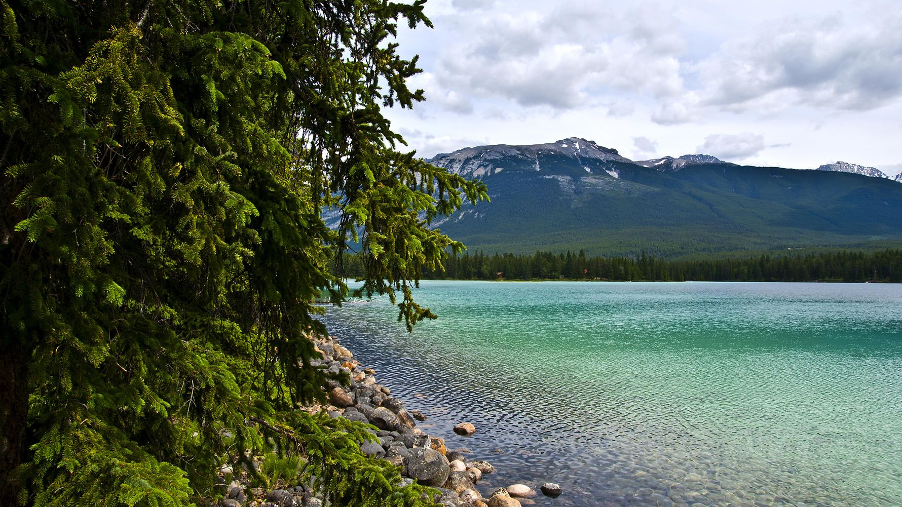 Trekking-Urlaub Kanada: Bergpanorama mit kristallklarem See in British Columbia