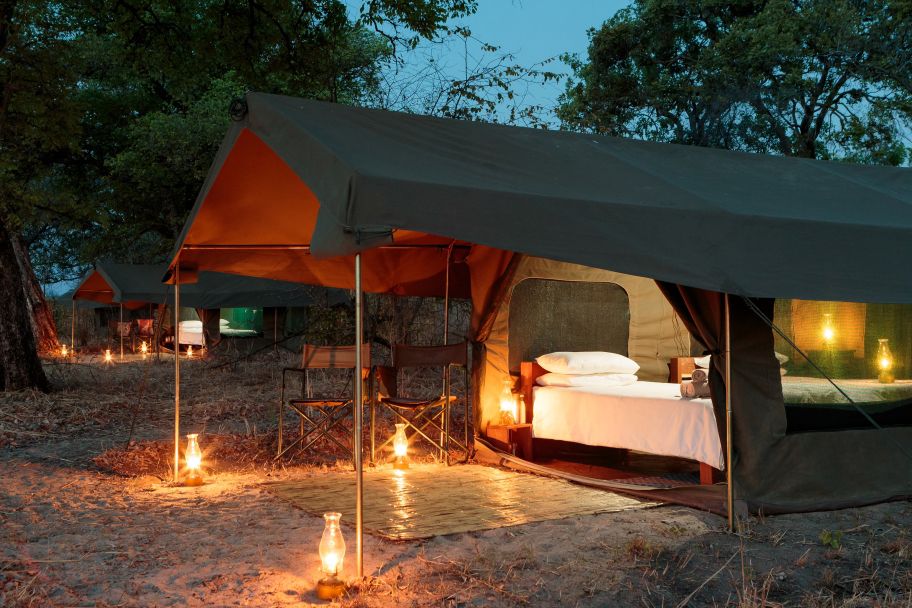 Die Zelte werden Abend mit Lampen ausgeleuchtet