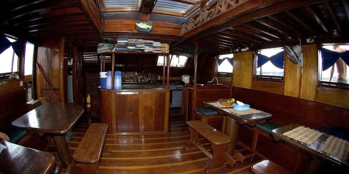Das klimatisierte Segelboot der Segelreise in Indonesien hat eine Einrichtung aus edlem Holz.
