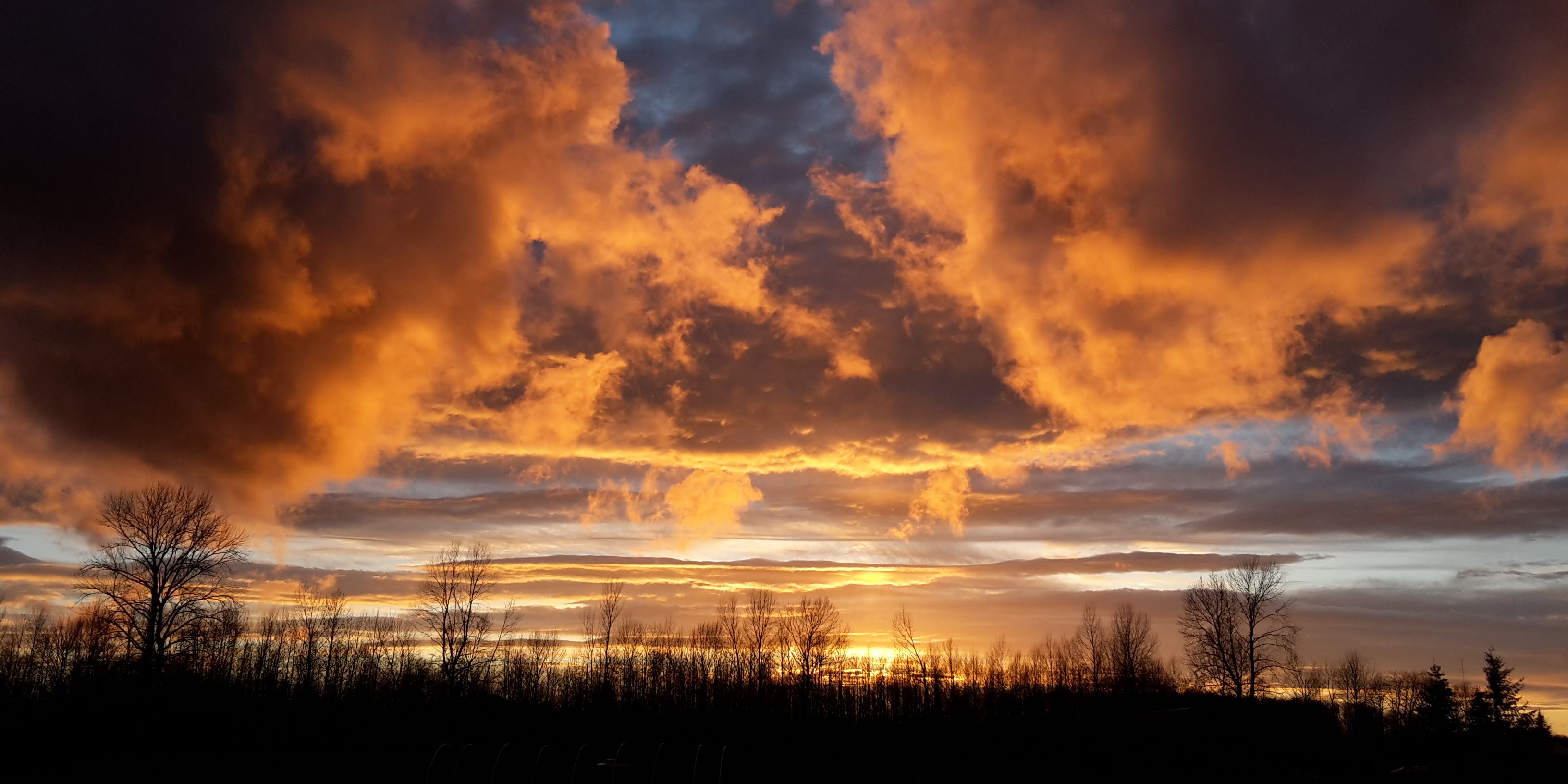 Orange Wolken im Abendhimmel auf einer Farm in den USA