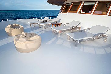 Blick auf das Aussichtsdeck auf dem Forschungsboot der Walhai-Expedition auf den Malediven