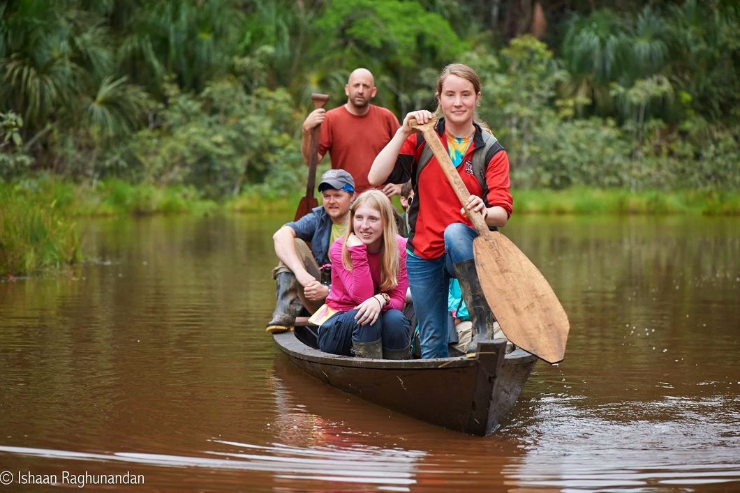Die Praktikanten machen eine Bootstour durch den peruanischen Regenwald im Amazonas