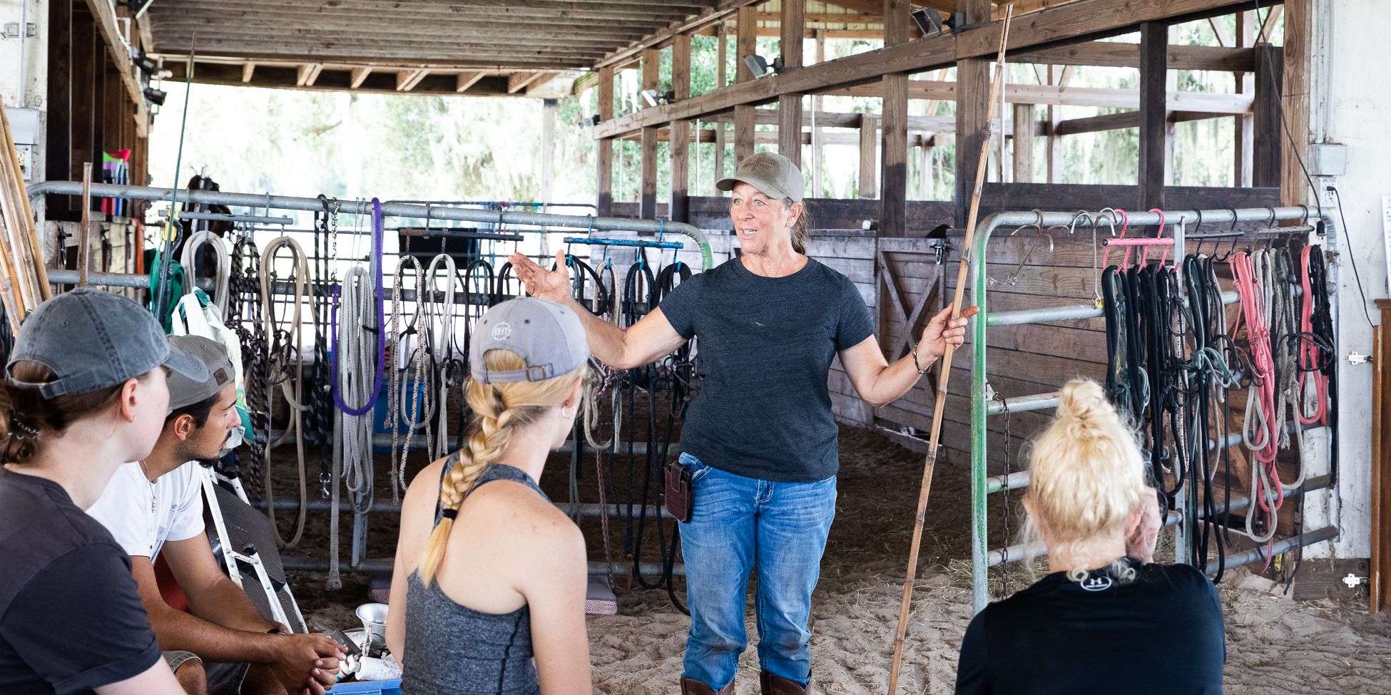 Die Stallungen bieten Raum fuer besprechungen und Unterricht