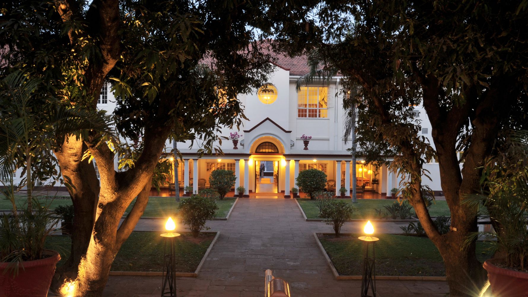 blog-ratgeber-simbabwe-victoria-falls-hotel-garten-natucate