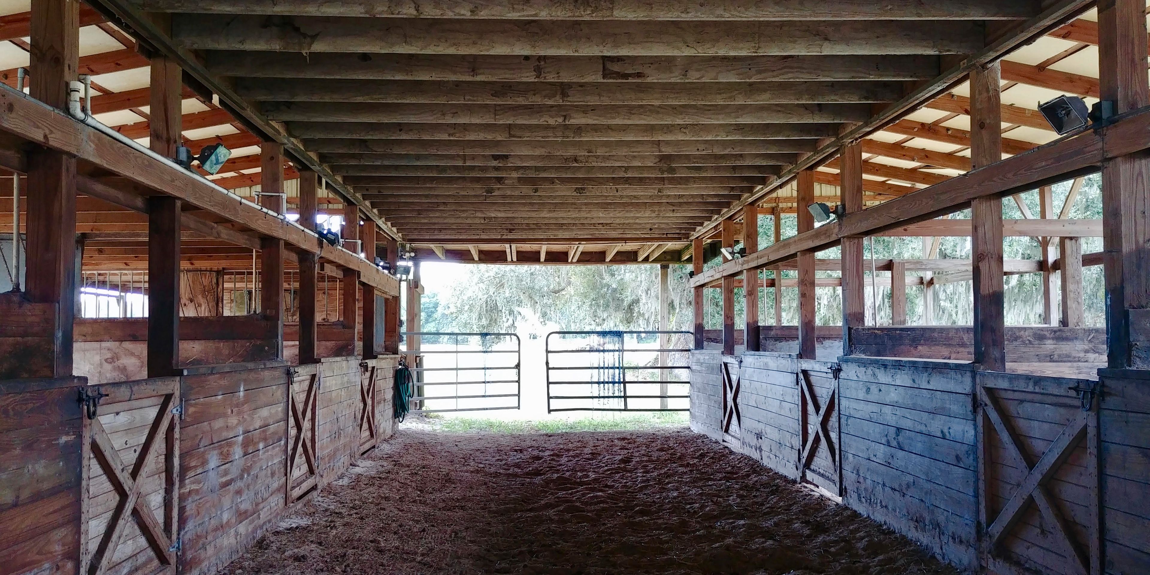Die Stallungen bieten viel Platz für die Mustangs der Ranch