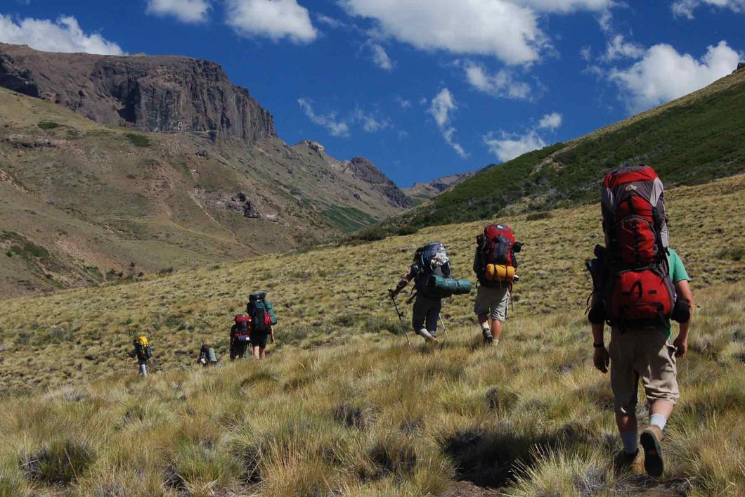 Eine Gruppe von Studenten wandert durch die weite Landschaft Patagoniens