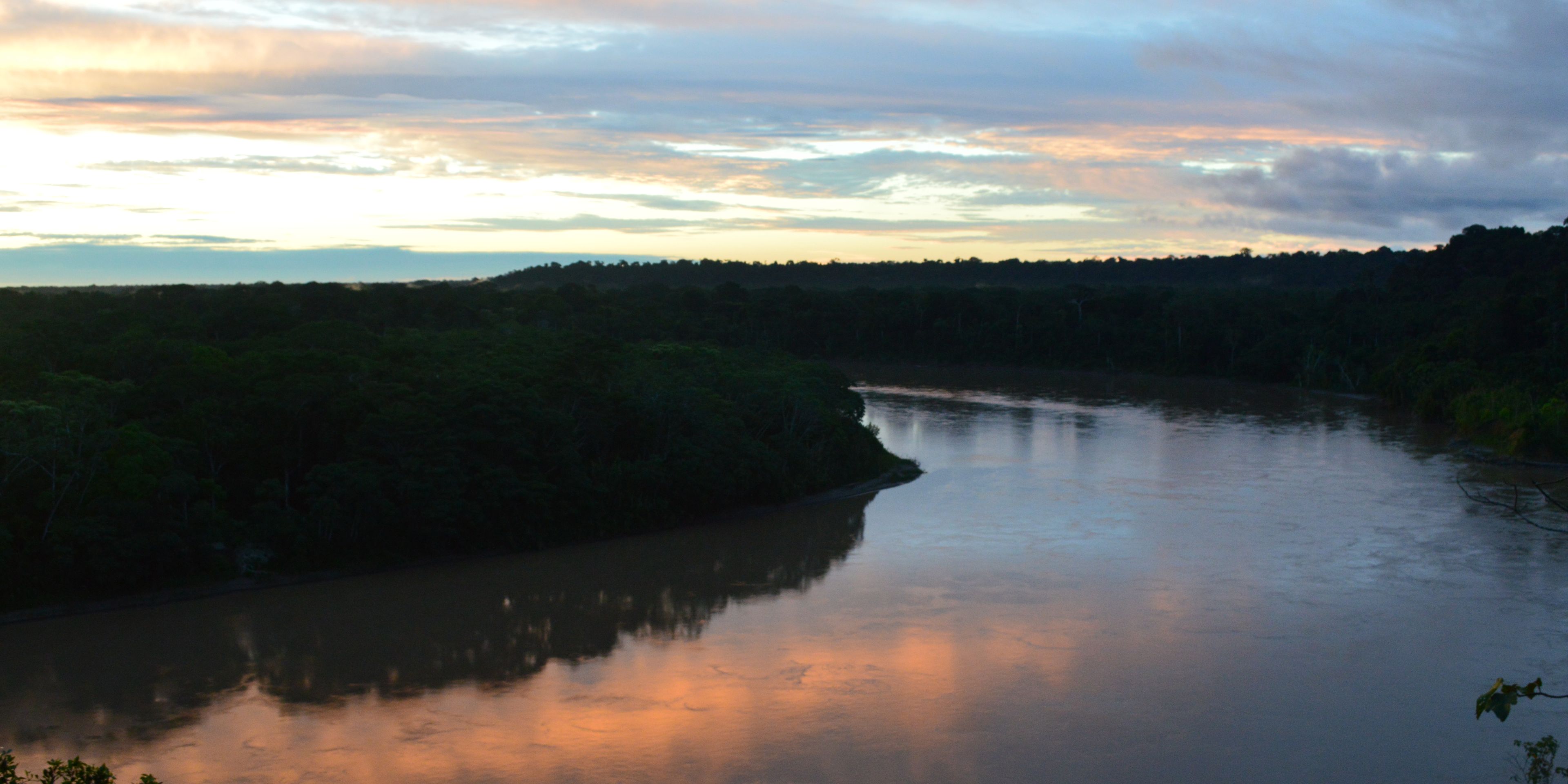 Der Amazonas leuchtet in den Farben der Abendsonne