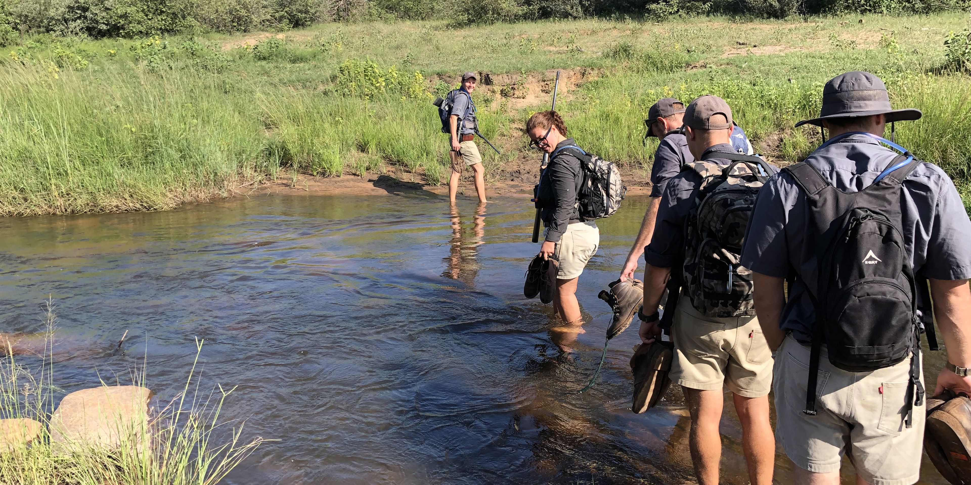 Trails Guide-Studenten im suedlichen Afrika auf einem Bush Walk