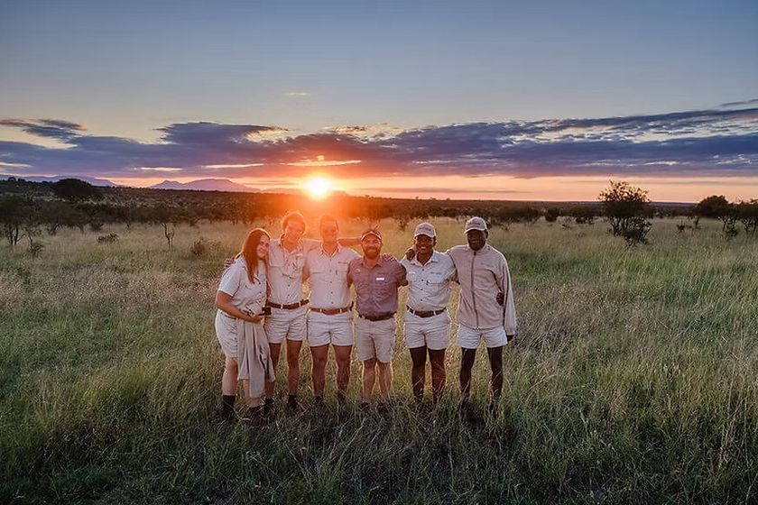 natucate-guide-course-short-bw-group-sunset