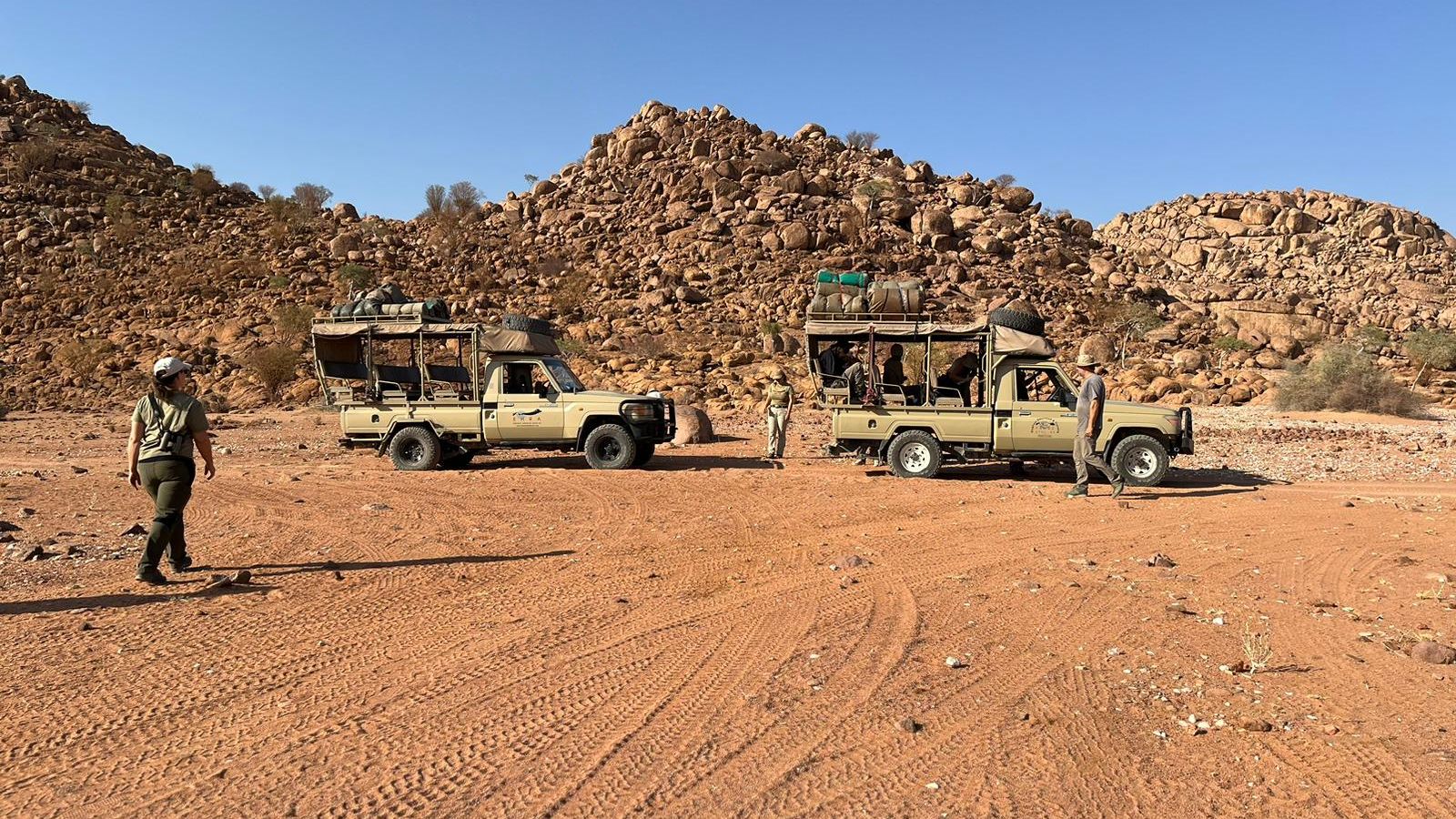 natucate-blog-review-namibia-loretta-hans-cars-parked