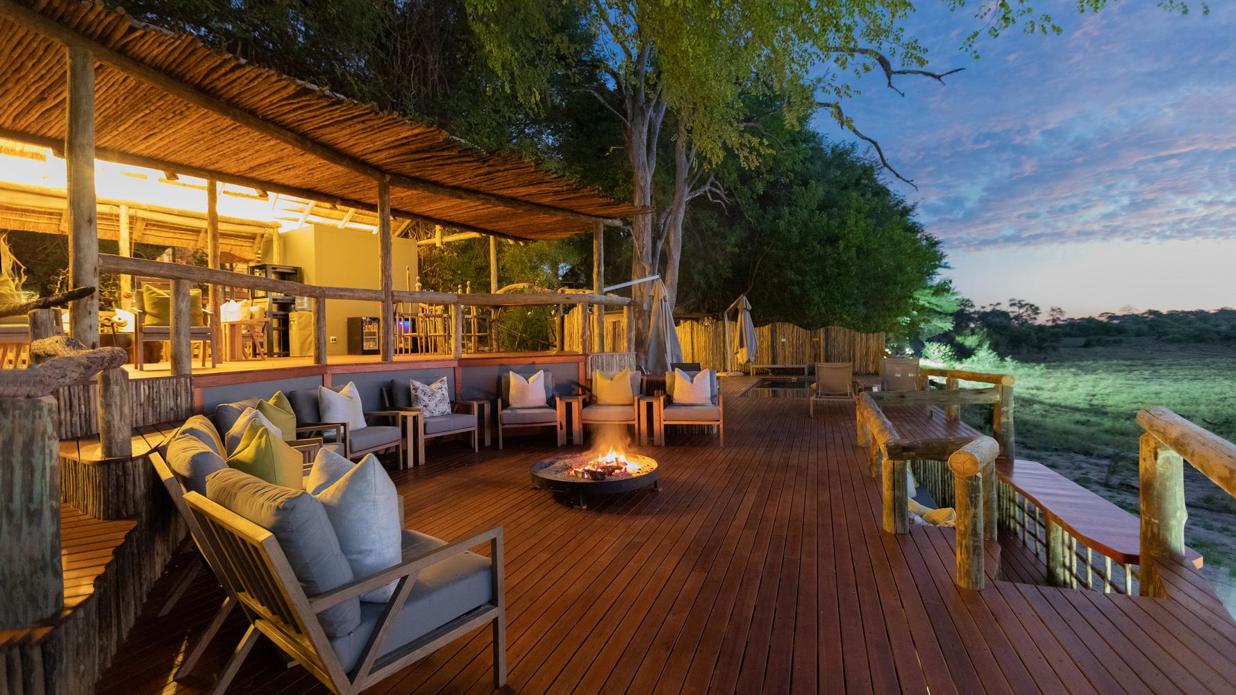 blog-ratgeber-botswana-savute-safari-lodge-lagerfeuer-stuehle-natucate