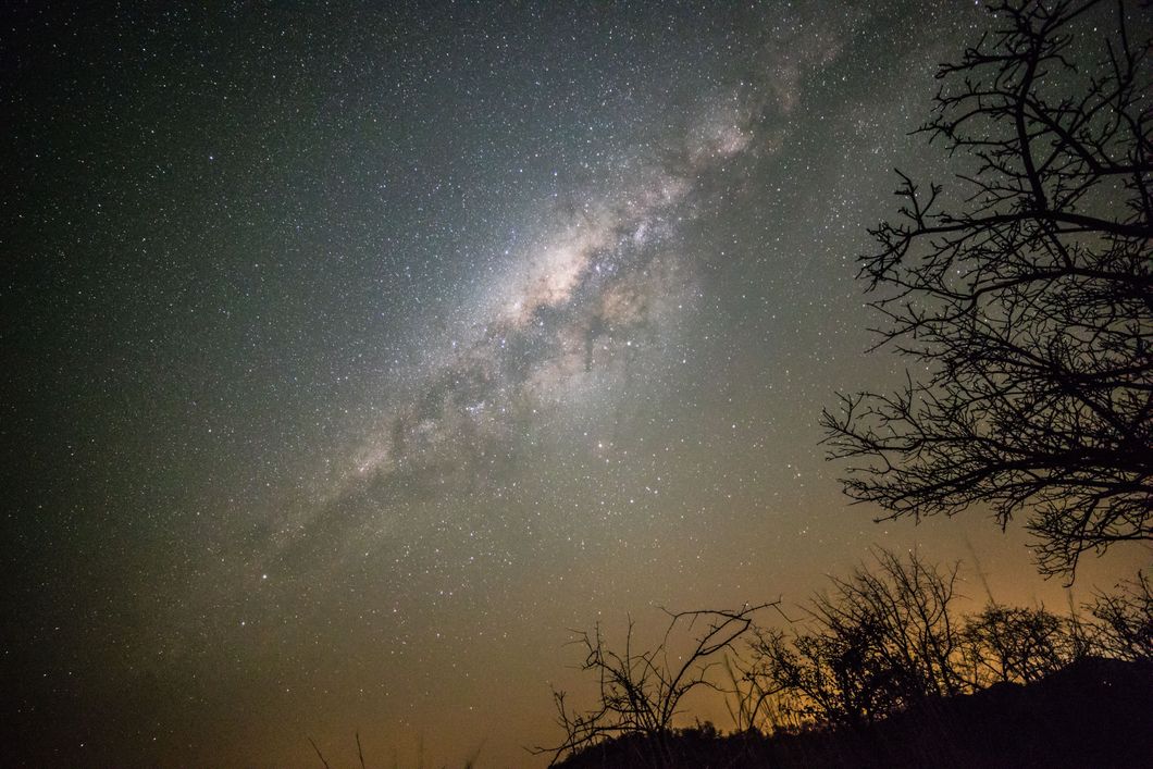 Teilnehmer des Natur- und Rangerkurses erleben Afrikas Sternenhimmel bei einem ihrer Ausfluege bei Nacht