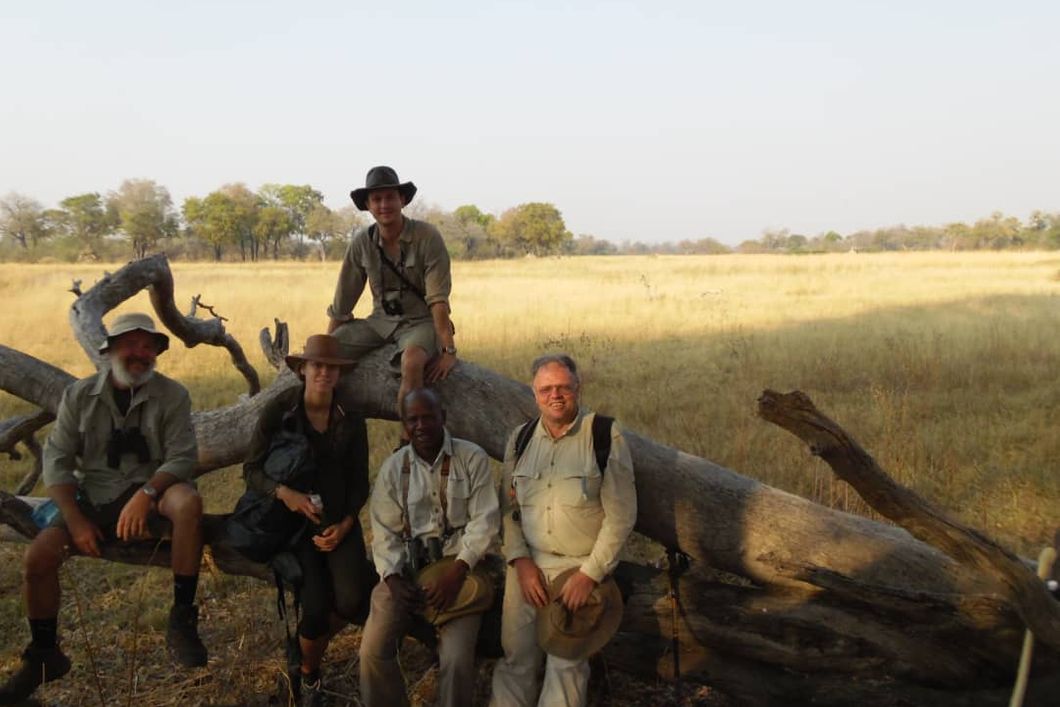 safari-botswana-zu-fuss-durchs-okavango-delta-wanderung-pause-baumstamm-natucate
