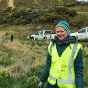Eine freiwillige Helfern laesst sich vor den Jeeps der Park Ranger fotografieren