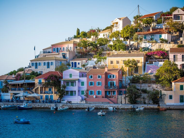 Ein beliebtes Reiseziel ist das Klippendorf Assoa auf der griechischen Insel Kefalonia mit seinen bunten Häusern.