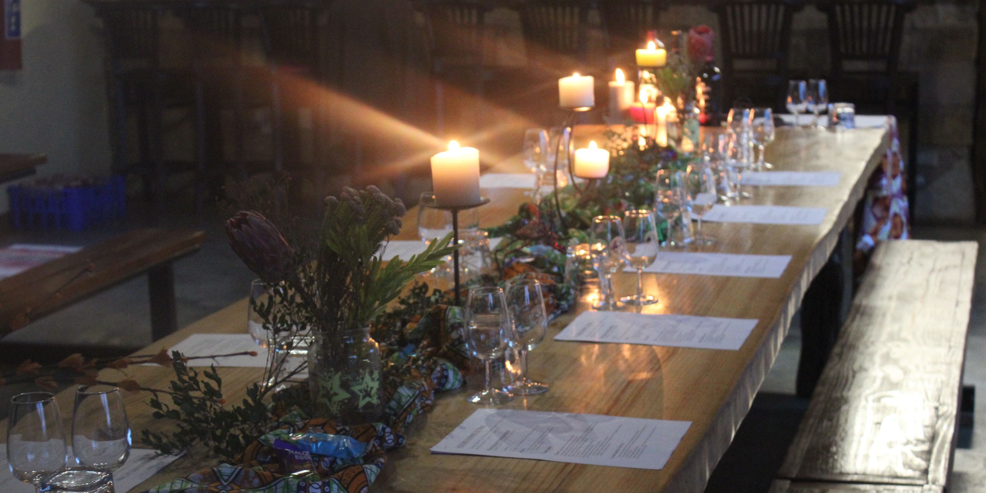 Blick auf eine stilvoll gedeckte Abendtafel im Essensraum des im suedafrikanischen Ostkap gelegenen Camp Ulovane