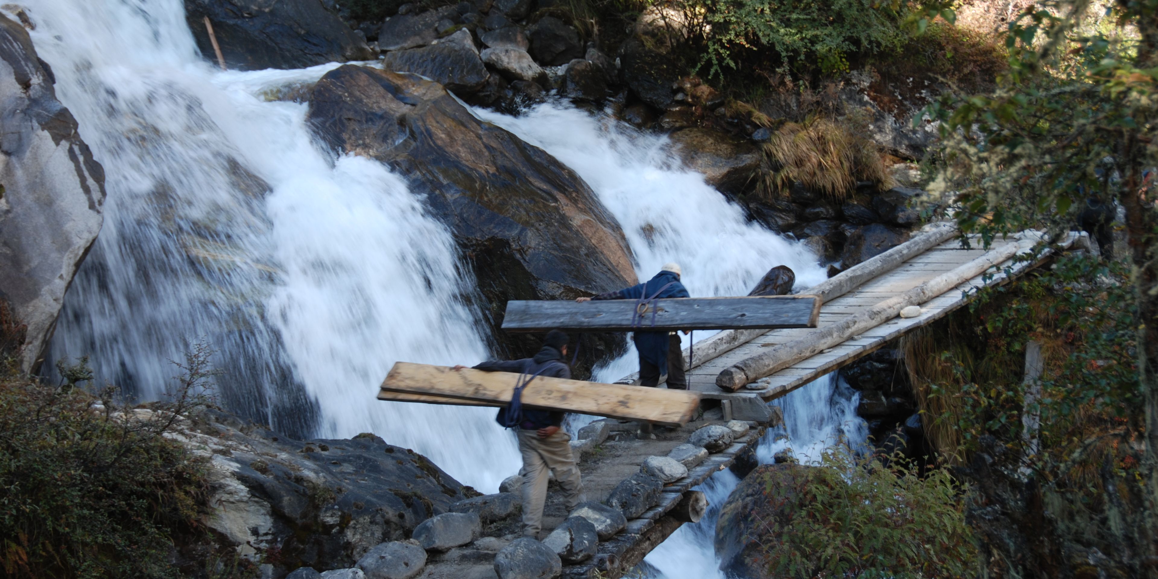 naturreise-snowman-trek-bhutan-wasserfall-bruecke-natucate