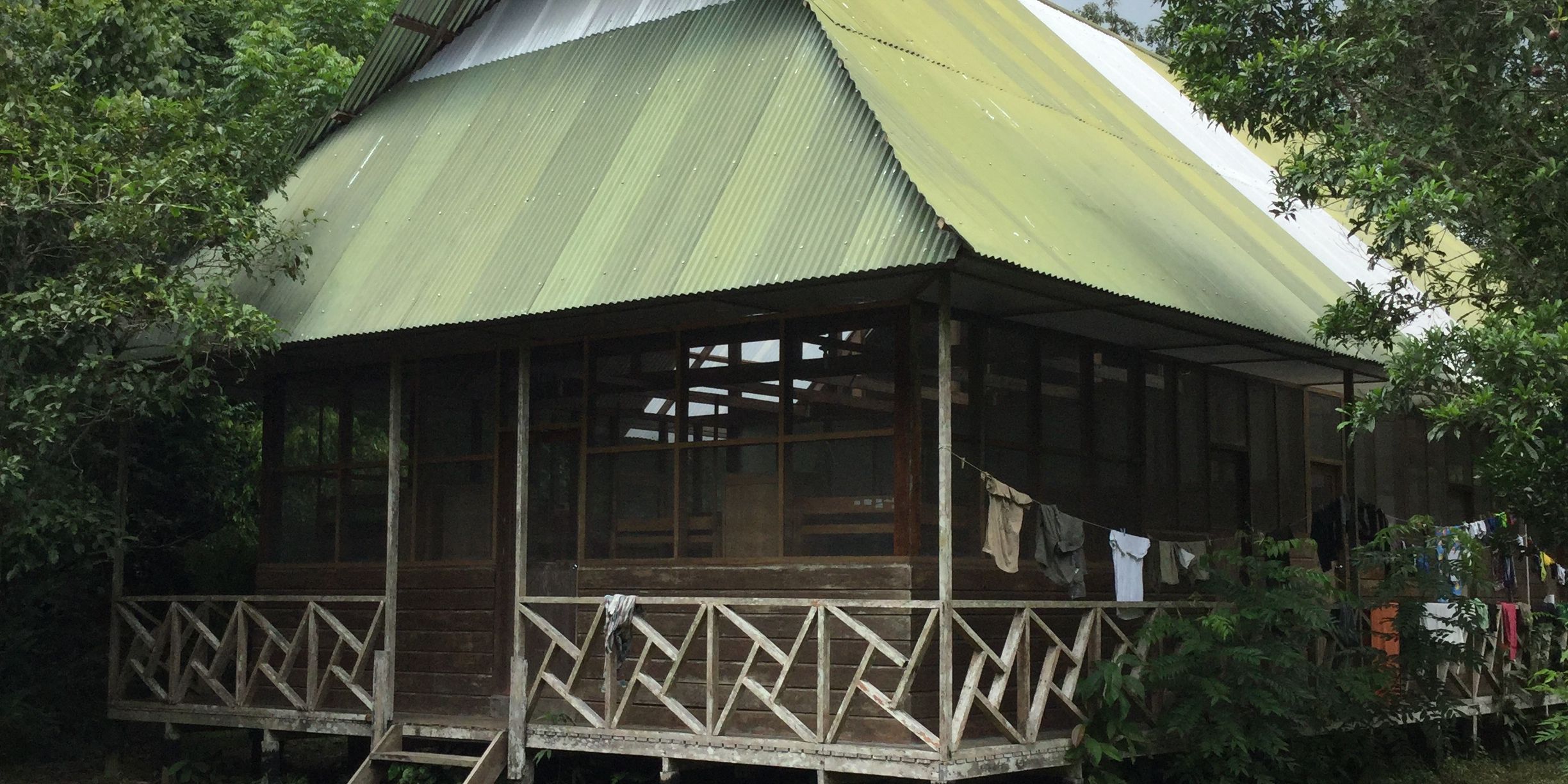 Das Praktikanten eigene Gebaeude mitten im Regenwalds Perus
