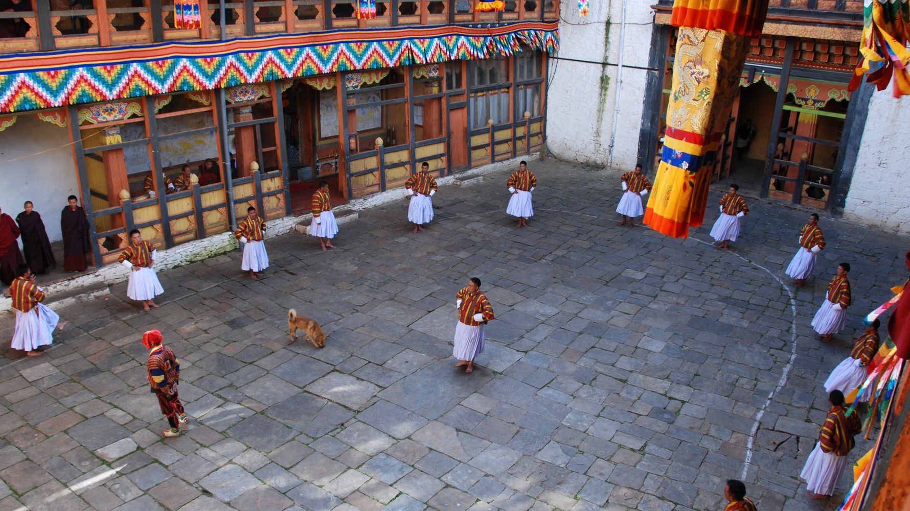 Trekking-Urlaub in Asien: Tanzauffuehrung in Bhutan