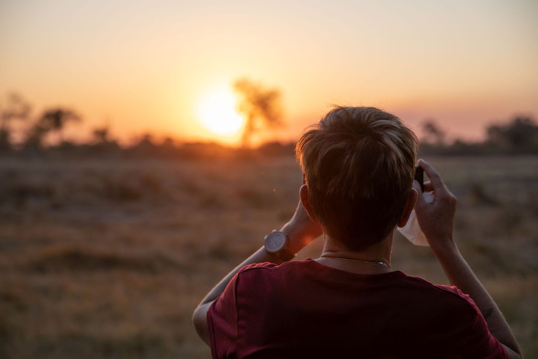 Person schaut Sonnenuntergang