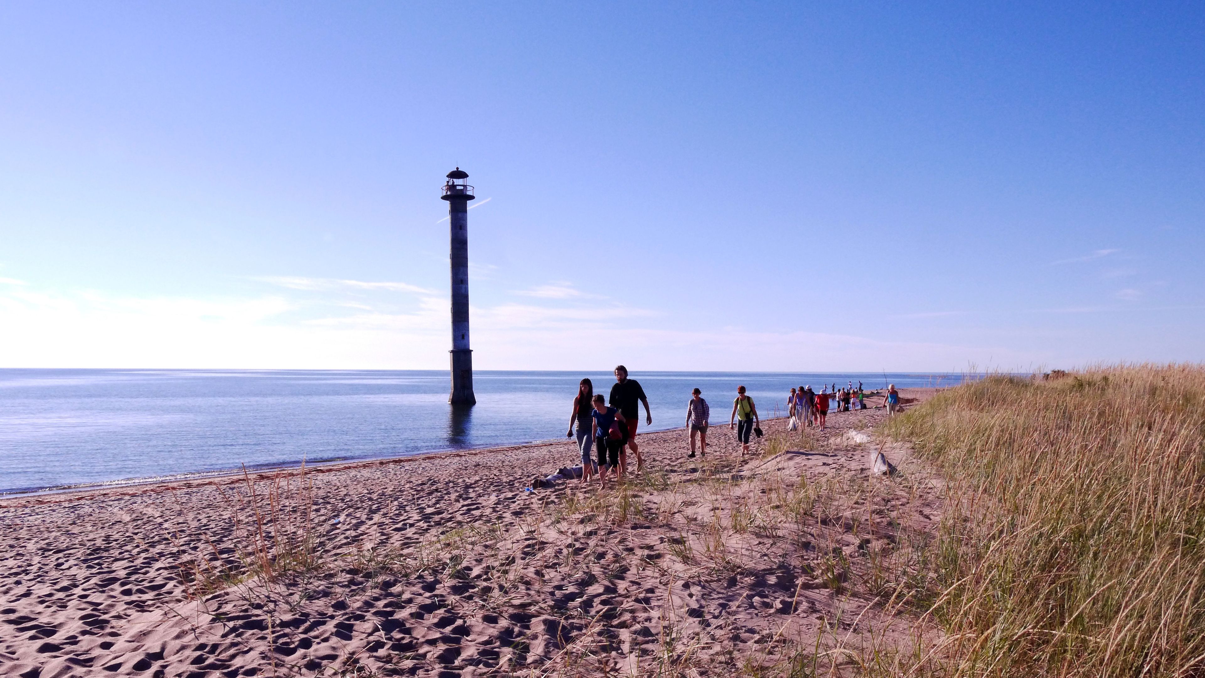 Kuestenszene an einem Strand auf Estland Insel Saaremaa