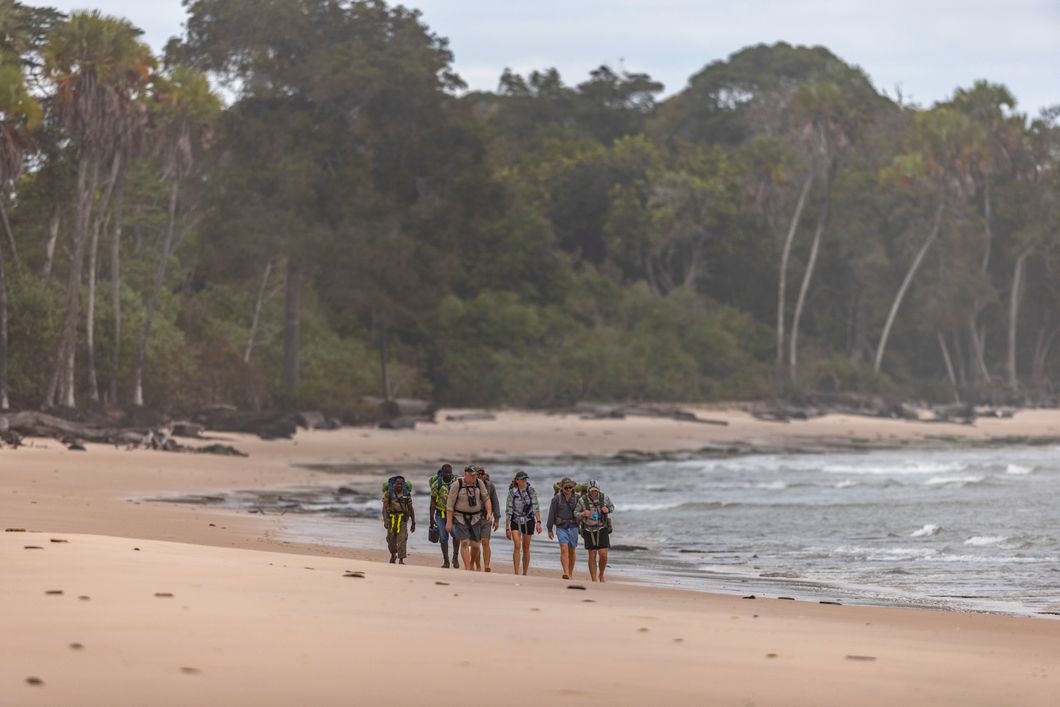 natucate-nature-travel-gabon-wilderness-trails-beach-group-walking