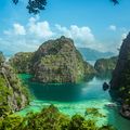 Tuerkisblaue Bucht der malerischen Philippinen-Insel Palawan