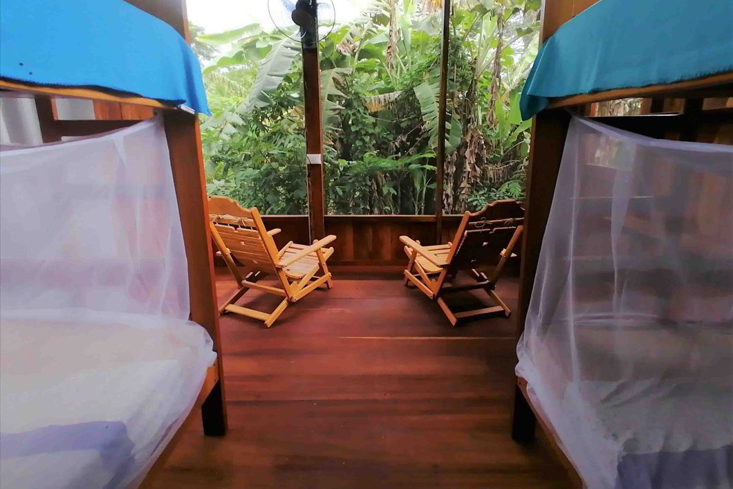 Die offene Wander der Freiwilligen Unterkunft in Peru erlaubt eine Aussicht in den Amazonas-Regenwald.