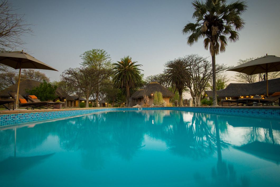 natucate-safari-namibia-etosha-south-onguma-bush-camp-pool-chill-area