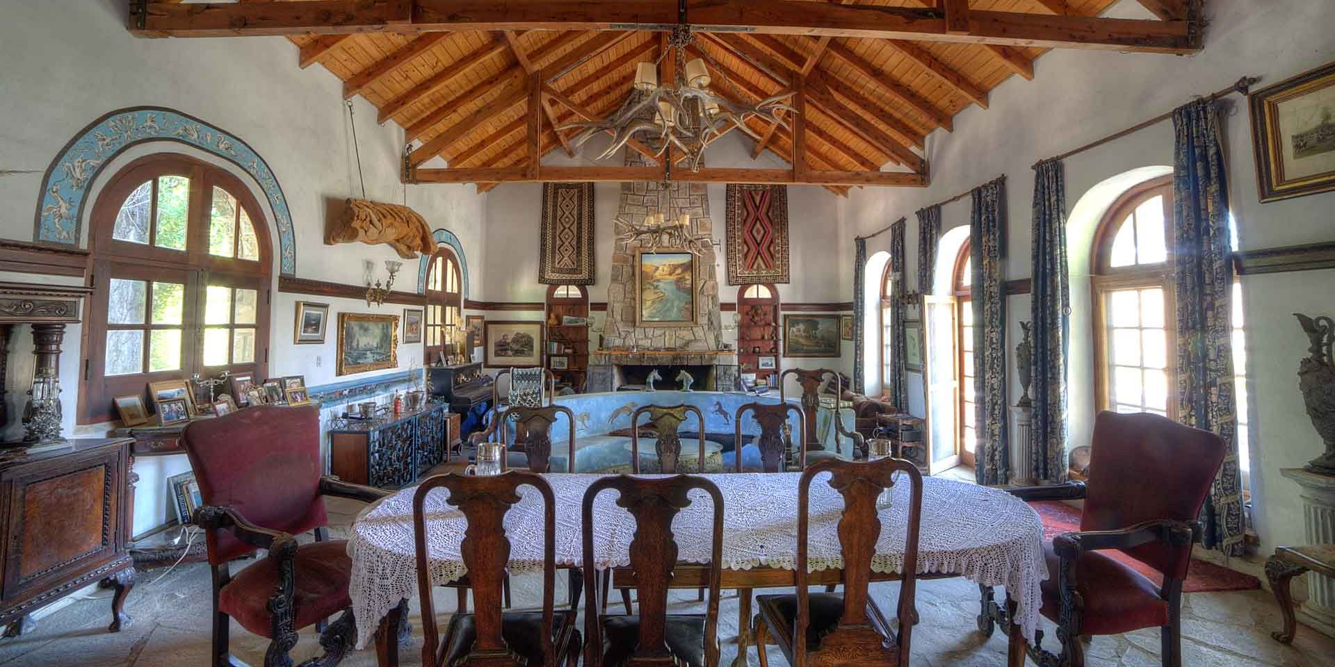 Die Aufnahme zeigt das grosse Esszimmer der Ranch