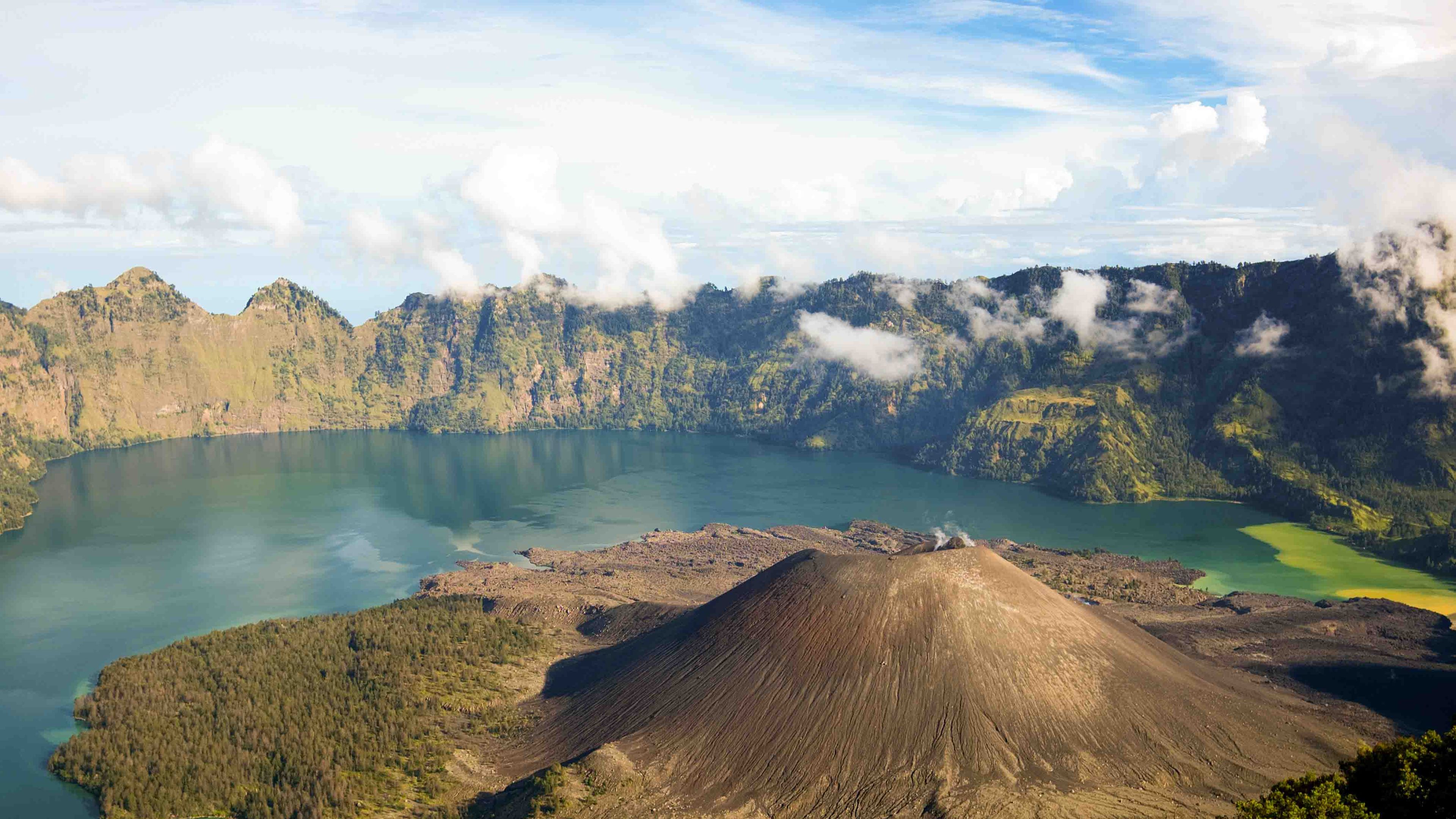 Indonesien: ein Land mit vielen Vulkanen, Gebirgen und Inseln.