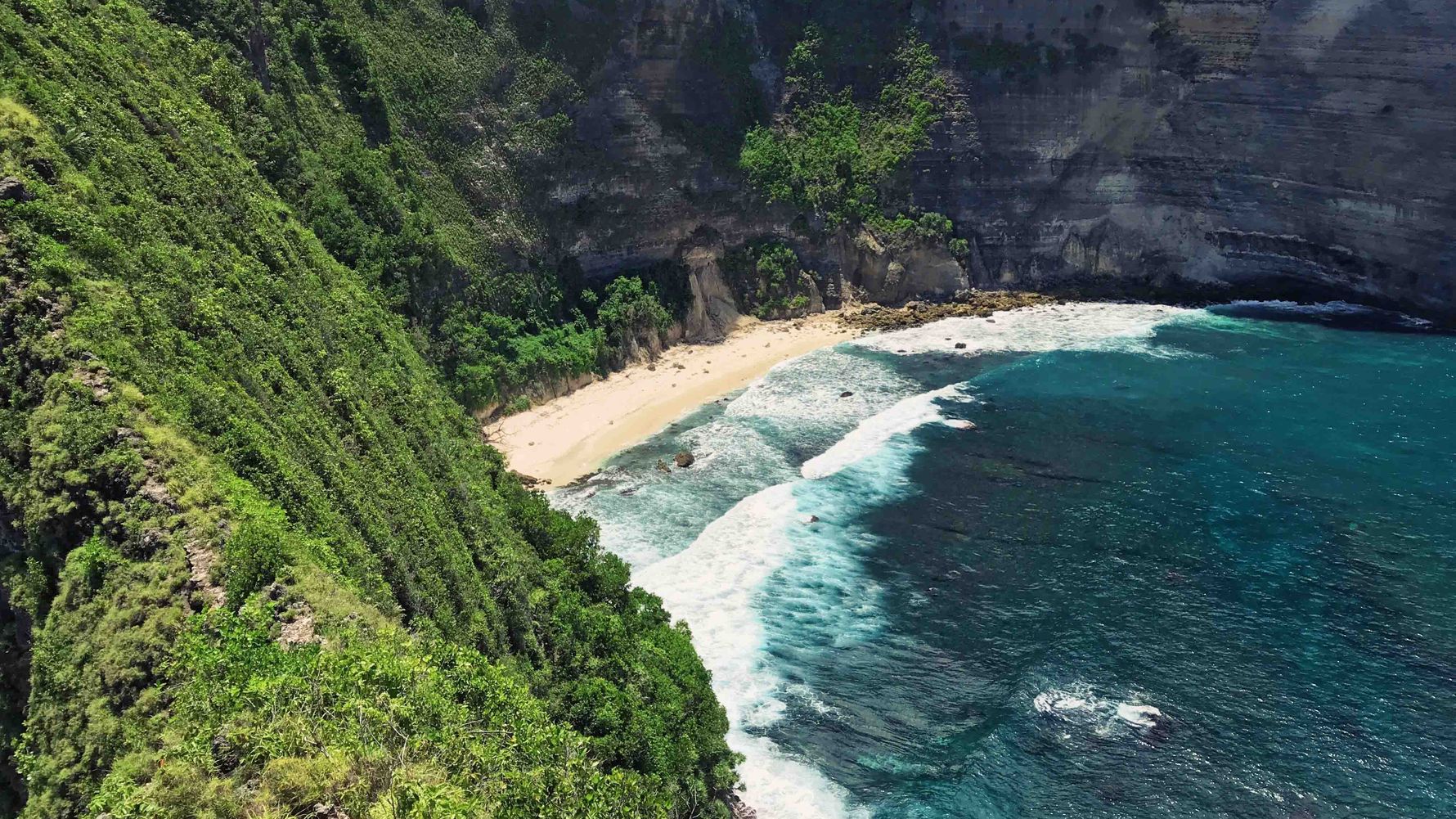 Eine Bucht der Küstenregion von Indonesien ist von hohen, steilen Klippen umgeben.