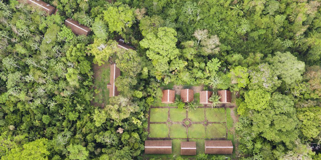 Vogelperspektive eines Camps im Amazonas per Drohne fotografiert