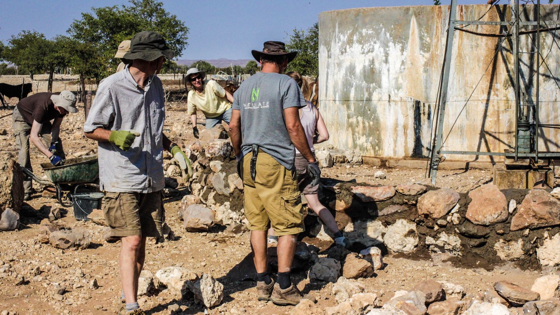 Artenschutz in Namibia: Die Errichtung einer Mauer traegt zum Artenschutz vor Ort bei