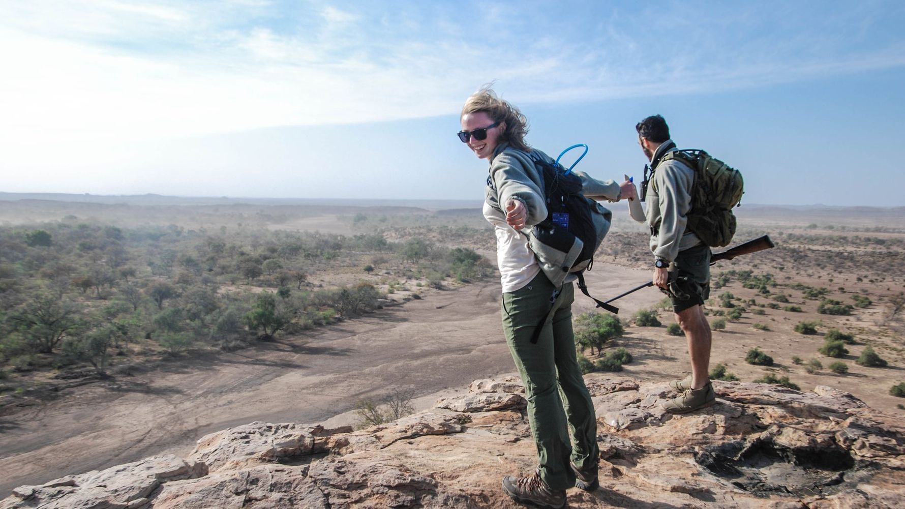Zwei Field-Guide-Studenten in der Savanne Afrikas