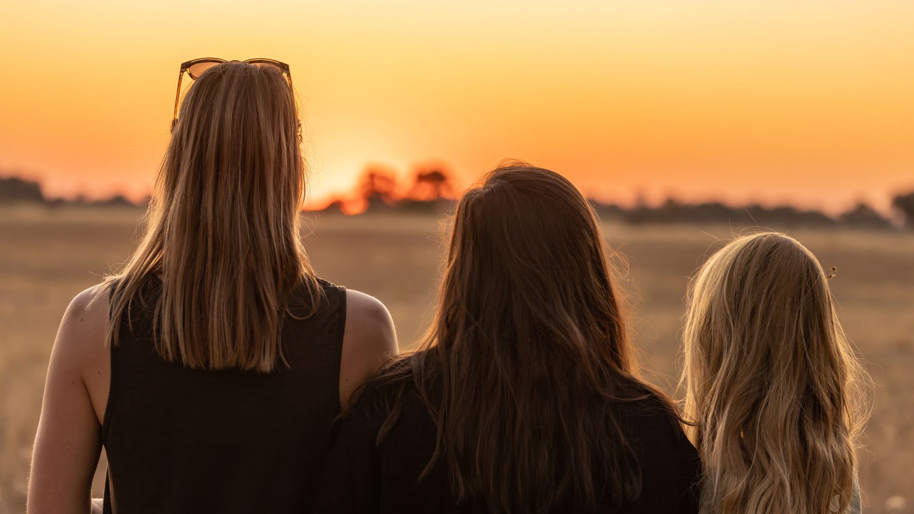 Drei Frauen beim Sonnenuntergang