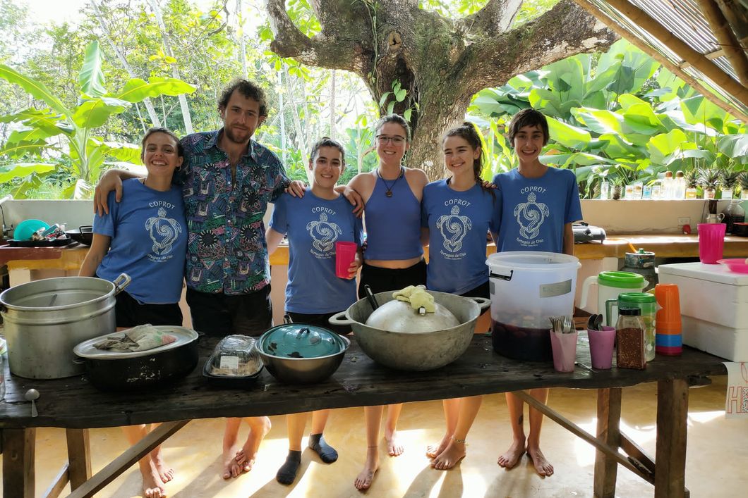 natucate-freiwilligenarbeit-costa-rica-schildkroten-rio-oro-gruppe-kochen